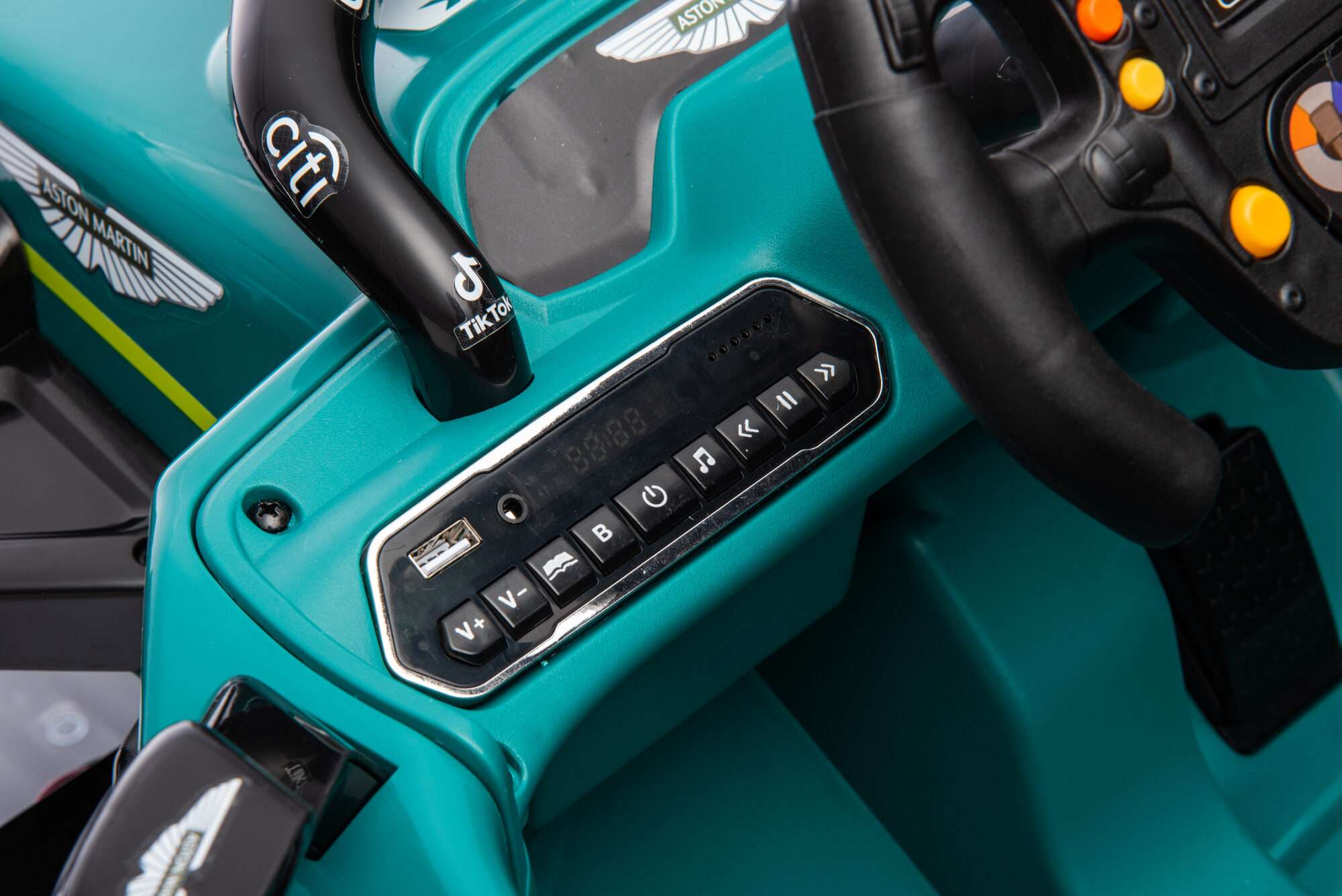 Image du produit : Gelicentieerde Aston Martin AMR23 in groene kleur (3-8 jaar)